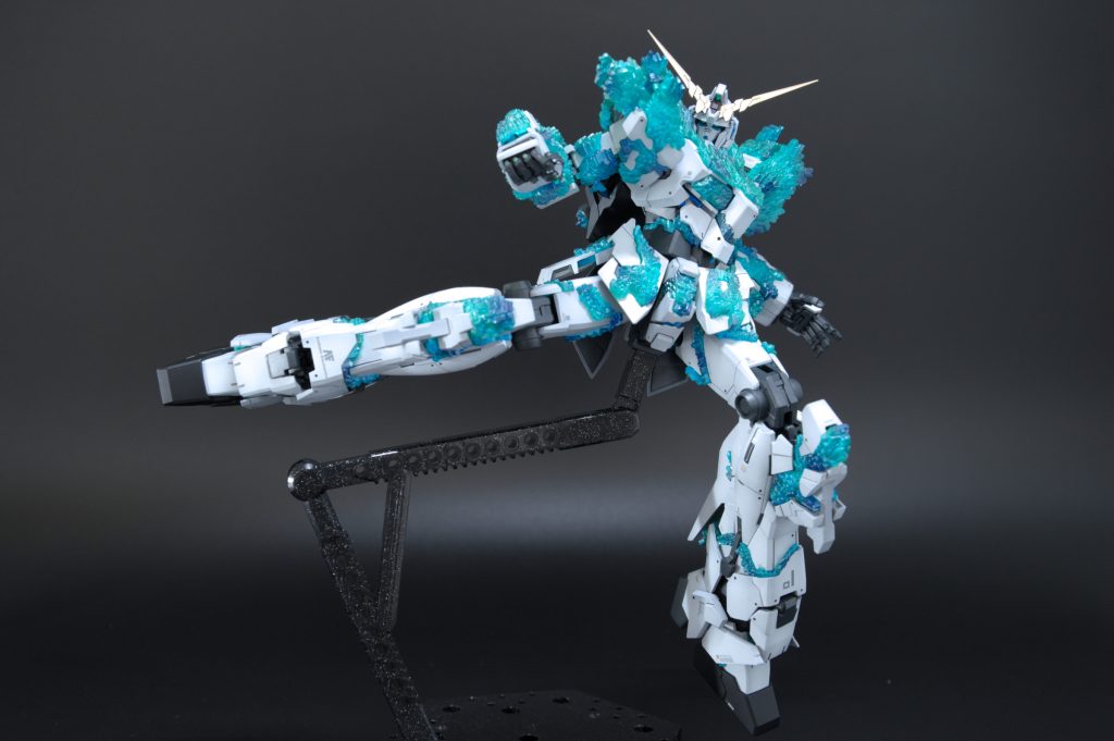 可動域が広くないのでビスト神拳は難しいですが、蹴りはできます。