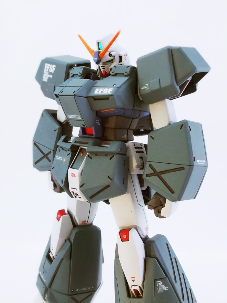 チョバム・アーマーを装着したFA形態です。肩アーマーは磁石での固定、前腕はパーツ摩擦が激しいため中を削りクリアランスを確保しています。