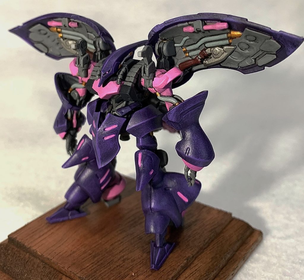 目立たない部分ではありますが、肩アーマーの内部も細かいモールドでギッシリだったので出来る限りの塗分けを施しています。