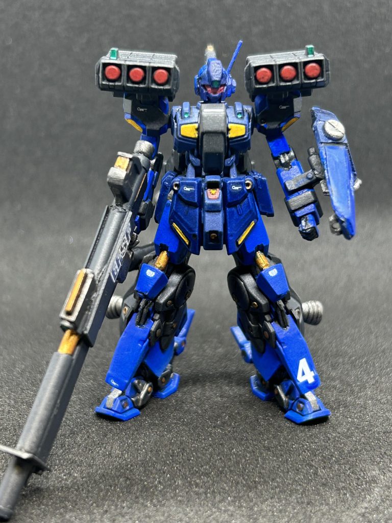 元々のままでも格好良かったのですが、武装が好みじゃなかったのでプラ板と余ったランナーでデカい武器とシールドを製作しました。シールドは磁石で付いてるので取り外し可能です。塗装はガンダムマーカーエアブラシとシタデルカラーでの筆塗りです。