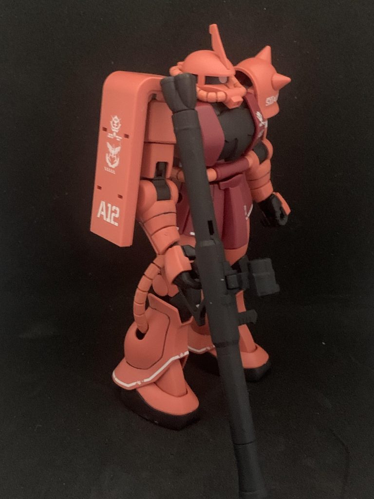 合わせ目消しての黒い所をつや消しブラックしてのバーニアをガンダムマーカーのメッキシルバーで後は成型色活用のスミ入れしてのデカールからのプレミアムトップコートしました。