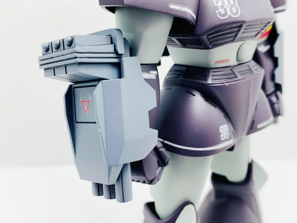 3連ロケットランチャーやバックラーシールドはそのままポン付けは出来ないので、前腕の加工をしてから取り付けています。