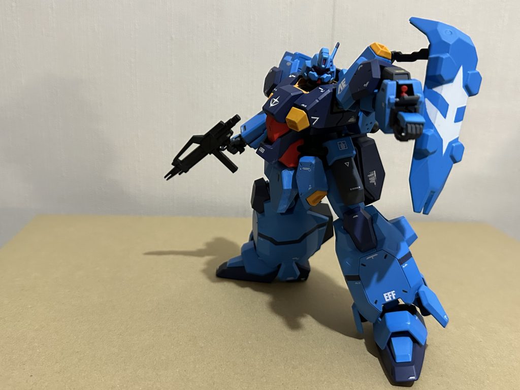 シールドの連邦イカリマーク塗装に四苦八苦、試行錯誤の上で。