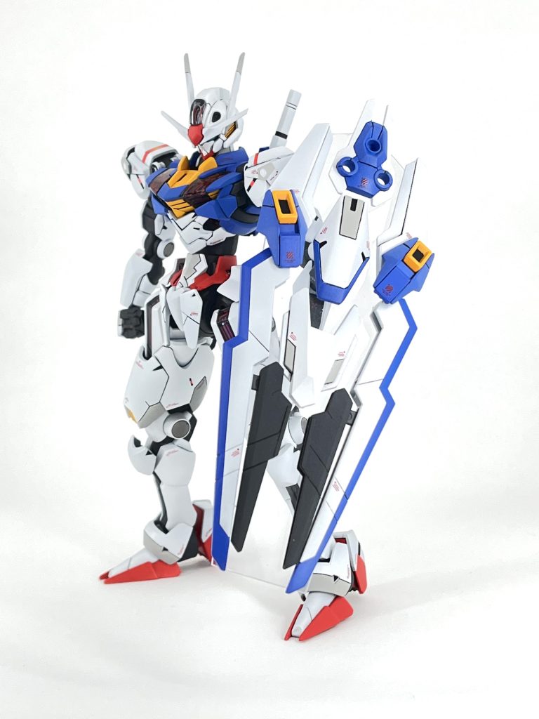 カラーレシピ【ホワイト】サフグレー切らしてしまってメカサフヘヴィから白くしました😅最終的に真っ白にしたいのでホワイトに黒足して中間色で一度塗装その塗料にホワイト足して二度目三度目にホワイト塗って白くしました。【青いパーツ】はサフスカイブルーから純色シアンに純色バイオレットちょい足しにホワイトちょい足しです。【赤いパーツ】サフピンクから立ち上げプレミアムレッドにホワイトちょい足して一度塗装。更にプレミアムレッドを塗装。【黄色いパーツ】サフピンクから純色イエローに純色マゼンタとホワイトちょい足し、再度純色イエローちょい足しホワイトです。【フレーム】メカサフスーパーヘヴィその他ブラックにシルバー足して好みのガンメタ塗ってます。という感じで、殆どが純色基本に調合してます。      