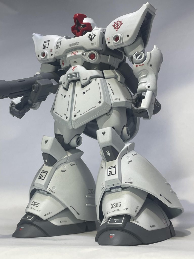 HG リック・ドムⅡ。ハマーン専用機をイメージして全塗装。シュネーヴァイスの配色を参考にしました。