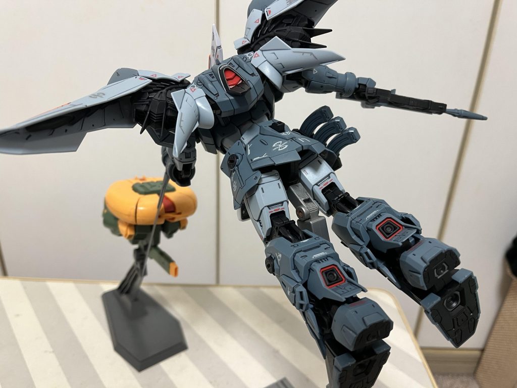 こっちのアングルの方が見慣れてますかね。MGメビウスなんて勿論ないので、そこに居たMA君に撮影協力を！