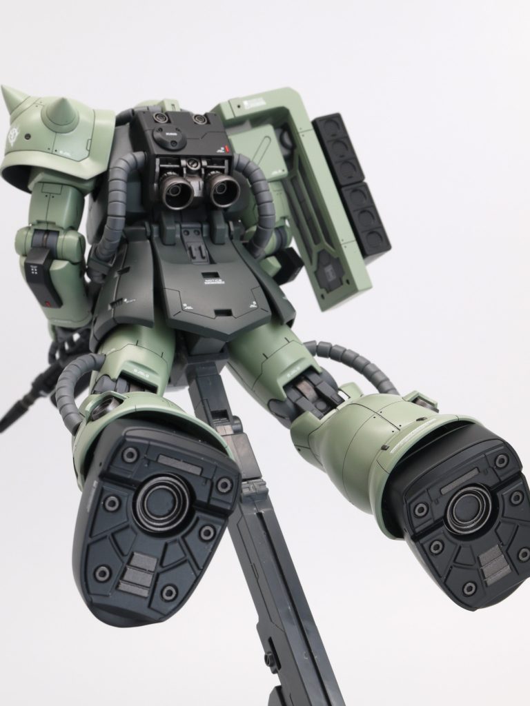 足裏はマスキングをして塗り分けをしました。アクションベース用の穴やアタッチメントは無いので、アクションベースに付属しているコの字パーツで保持することになります。