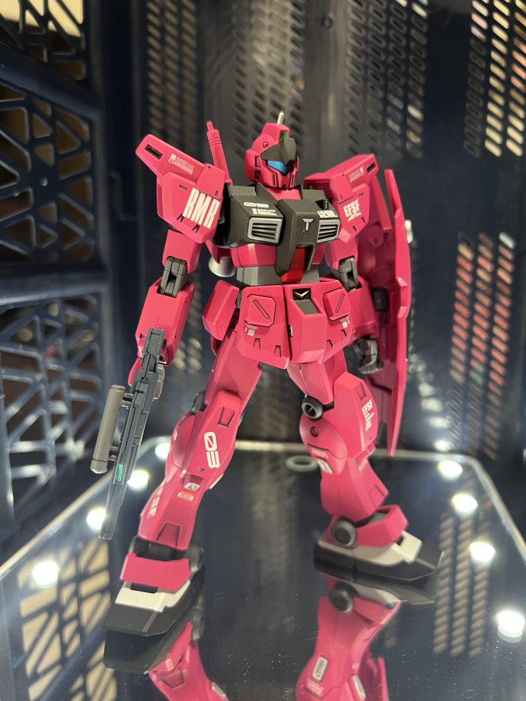 というわけでルナツー駐留艦隊巡洋艦ボスニア所属ジムカスタムⅡ typeEライラ.ミラ.ライラ大尉搭乗機という妄想であります✨