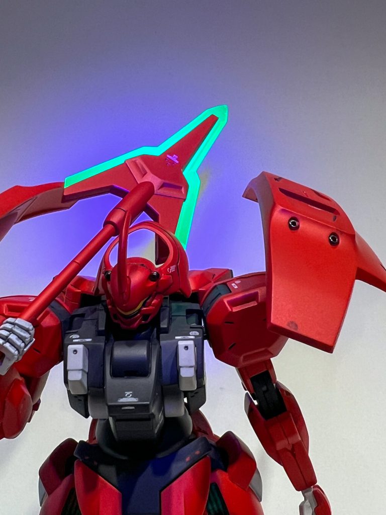 ピンクサフからプレミアムレッドパール、フレーム部分はメカサフヘビー。艶消し、デカール貼り付け。