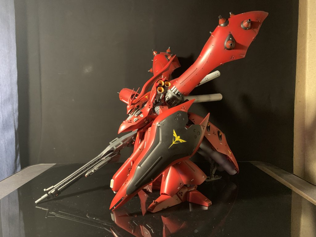 ビームライフル、シールド、ファンネルコンテナを装備。全高が30センチを超えました。でかい