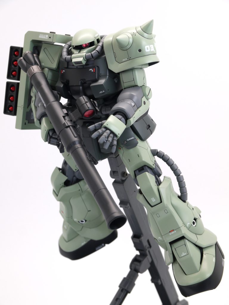 モノアイは左右に動かすことが出来ます。本キットでは、バズーカを肩に担ぐことは難しいようです。キットに付属している平手は、とても出来が良いですね。