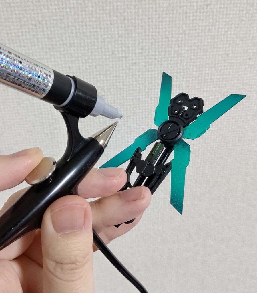 ガンダムマーカーエアブラシを新規導入し、最近発売された月光蝶ホロシルバーを塗布してみました。角度によって色味が変わって面白いです。