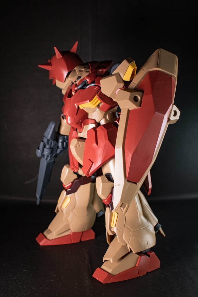 サイド:いかにもジオニズムな曲線フォルムが目立つ。足がデカいのが印象的だ