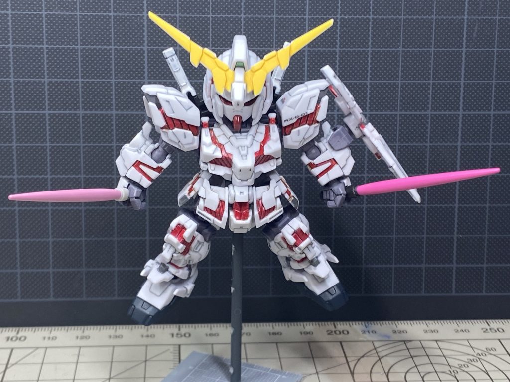 今回作りながら、早くも覚醒ユニコーンが作りたくて仕方ありません(笑)。近いうちに作るかもしれません。HGUCのアンテナパーツが何となく近いサイズだったので、バンシィやフェネクスも作れそうですが、武装のスクラッチが大変そうです。