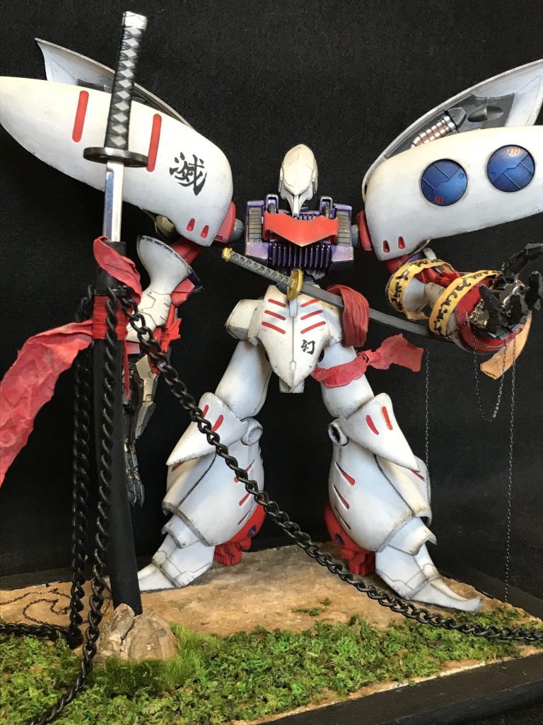 妖力で地獄から巨大日本刀を召喚する蘇ったハマーン様！地獄に鎖で拘束されていましたが、ドMな下僕達の愛と勇気の力（パワー）で見事復活を果たしましたハマーン様バンザ〜イ❣️宇宙世紀の設定とかガン無視の厨二病作品です…😨腰に装備してる刀は以前のグフで余ったゾロの刀、地面に突き刺してある刀は家にあった日本刀の模型を拝借しました