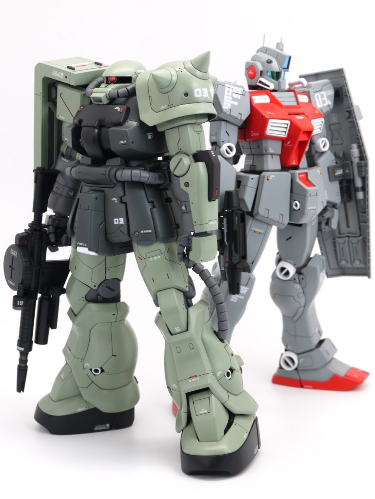 前回作製したジムとのツーショット。並べると、どう見てもザクの方が強そうに見えます。