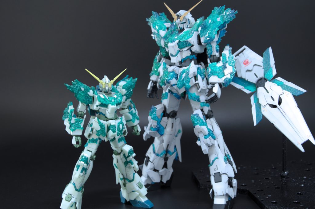 以前に作ったHG版(ほぼ素組)と比較。さすがMG。密度感が全然違いました。