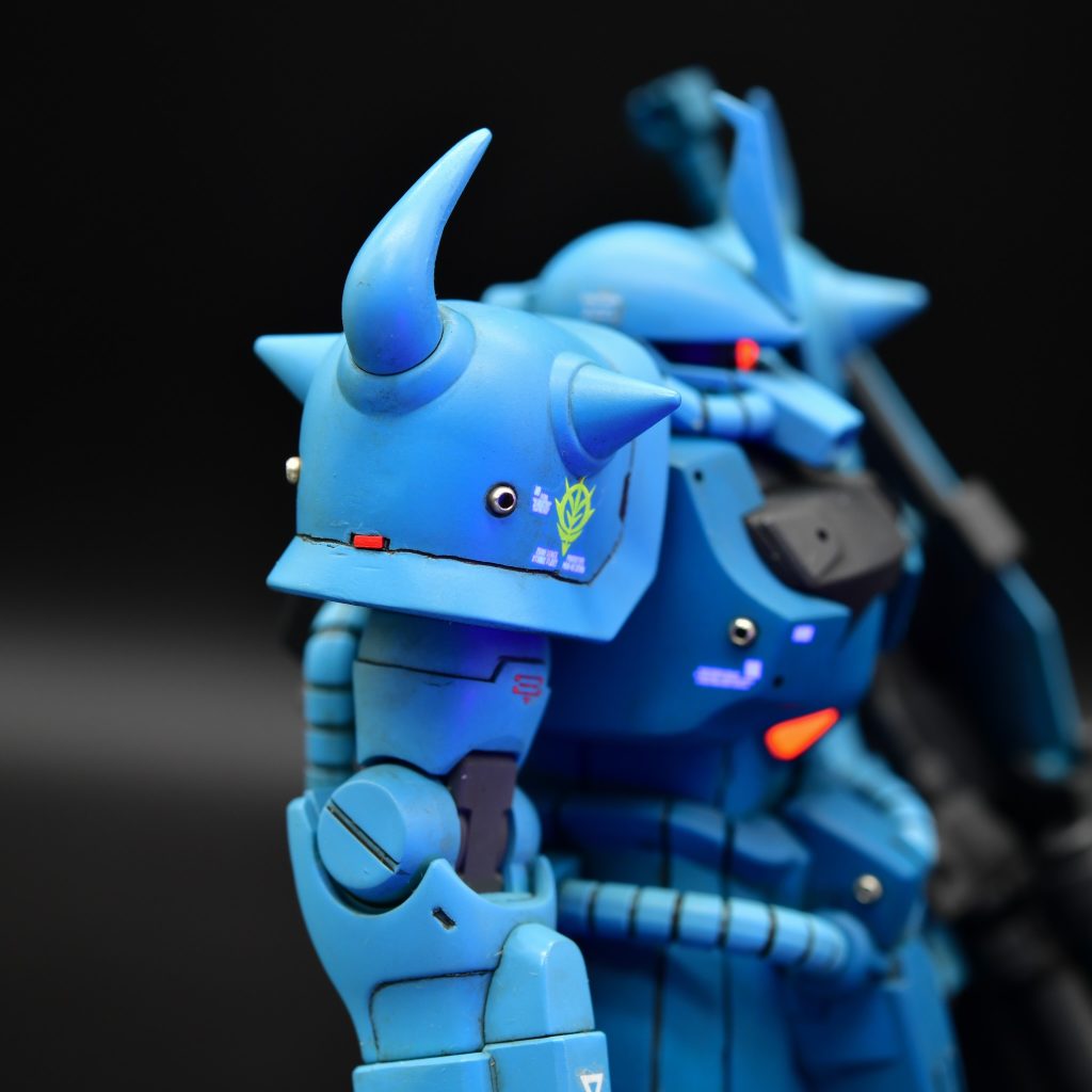 合わせ目消しはショルダーアーマーだけやってます。各所にレットチップと潰し玉を配置。