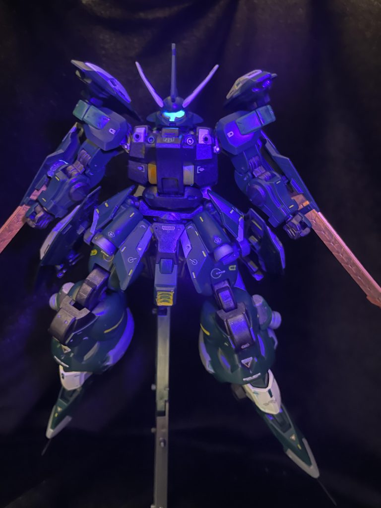 カメラアイは当然光ります。あと地味にジュリアンソードも光ります。