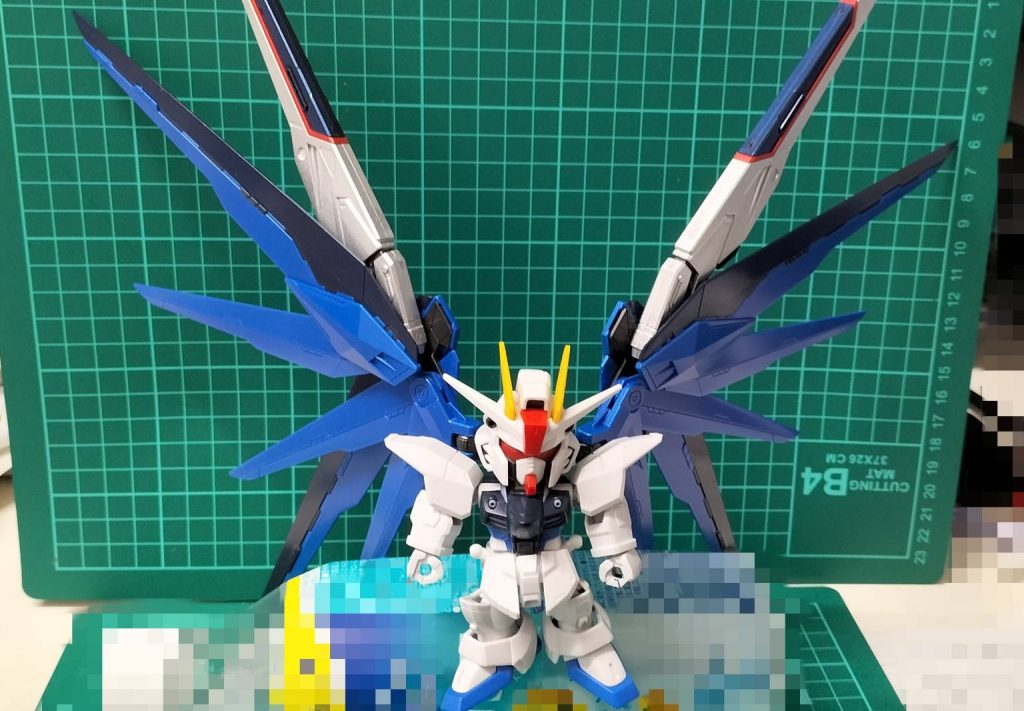 [ネタＳＤxＭＧ]そのままではパチ組み込めないので、ＳＤ側フリーダム本体をちょこっと削り組み合わせた♪　　この画像撮影の後、首根っこ側が破損結果的にフリーダムインパルス(仮)へと〜〜(笑)