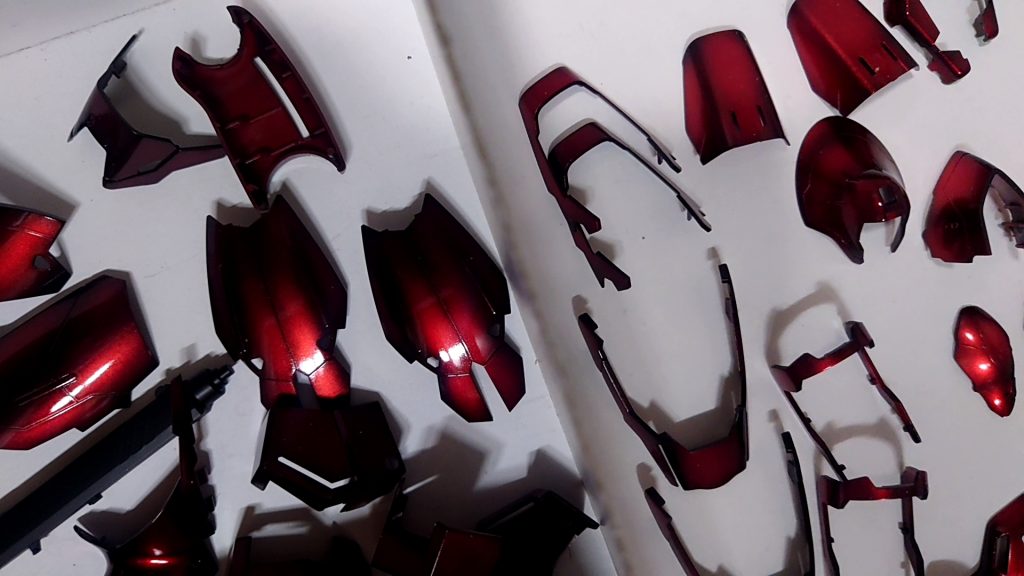 濃い赤は銀下地にクレオスさんのディープクリアレッドを吹きました