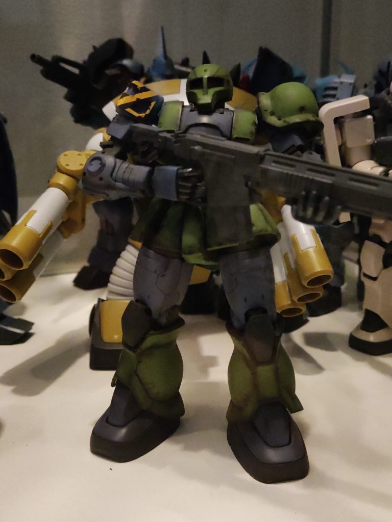 他のプラモに囲まれながら一枚。