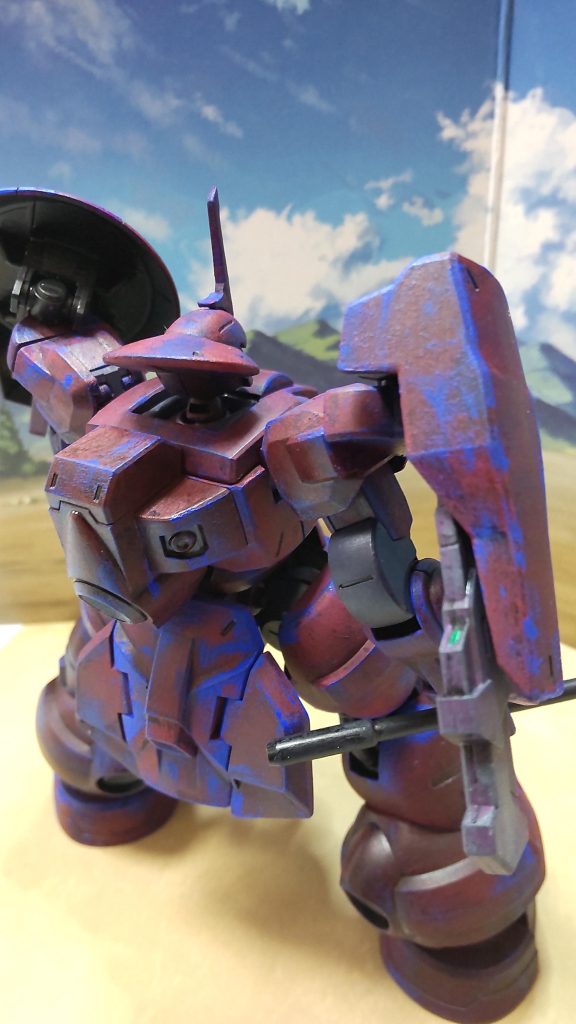 赤と青の迷彩柄です。 