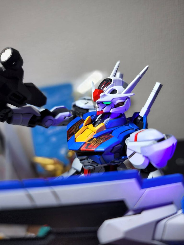 ツインアイはEX-シルバーを下地に、蛍光グリーンと白を調色したものを塗装ブラックライトで発光するようにしてみました