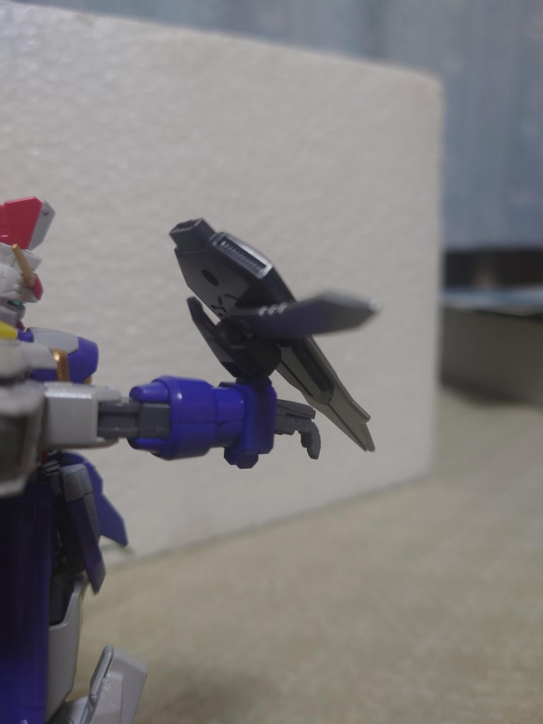 ドラゴンファングの付け根にバスターシールドとアーミーナイフが取り付けられているので稼働域がそこそこあります。