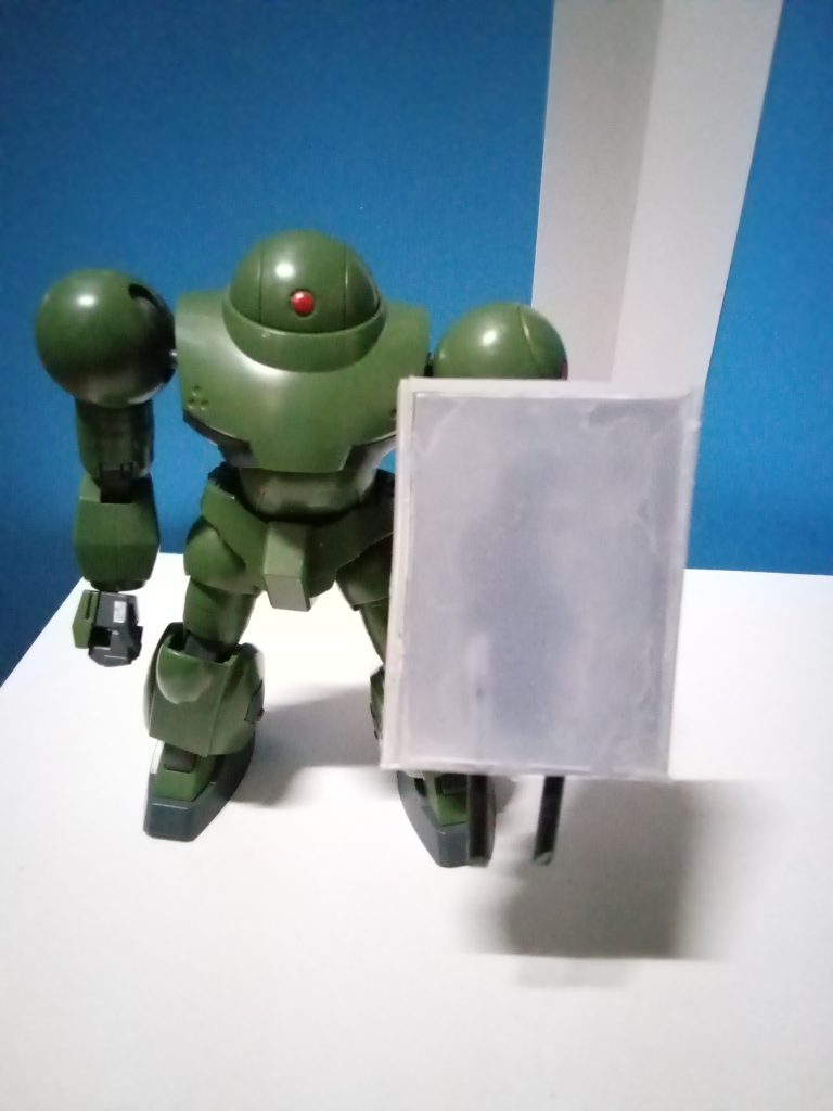ヘビースパイクシールド2本のスパイクが付いた重量のあるシールド。盾の表面に追加で装飾を取り付ける事も出来る。殴る、打つ、ぶん投げる、スパイクで刺してもよし。余談だが、使い手によっては多彩な技を繰り出してくる。掬い込み三段刺突、捻り込み二連牙、盾発頚、etc......