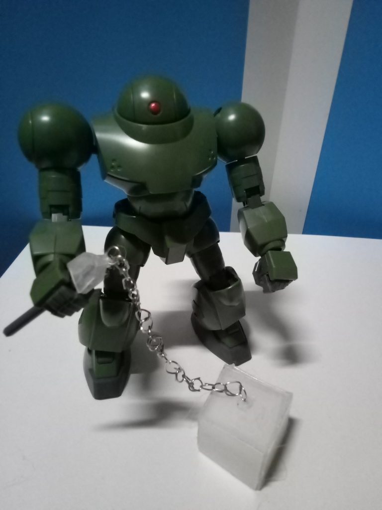 装甲付きブロックハンマー(中古品)リサイクル武器商人の所で購入。鎖が千切れたり、表面装甲が剥がれたりもしたけど「割りと」現役だと言う話と値段が安かった為に使われることになった。鉄塊の部分はやたらと歪んでいるが硬い装甲の相手を殴り続けたからこうなった模様。修復が難しい変形の為、ほったらかし。