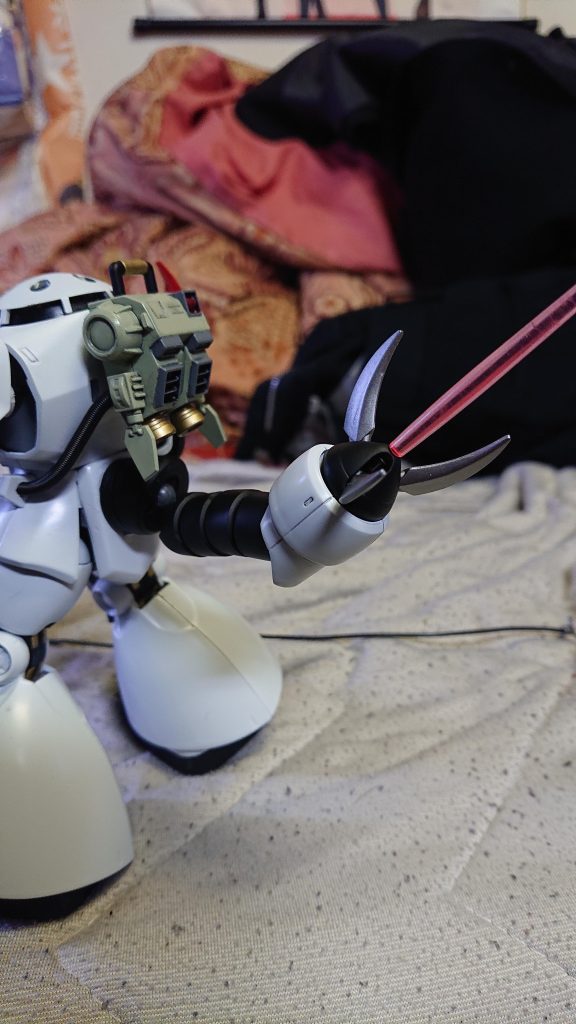 この機体最大のアピールポイント、ズゴックの腕の関節を増やしたスコーピオンユニット、不意を突く他にビームサーベルの刃を出す事も出来ます。