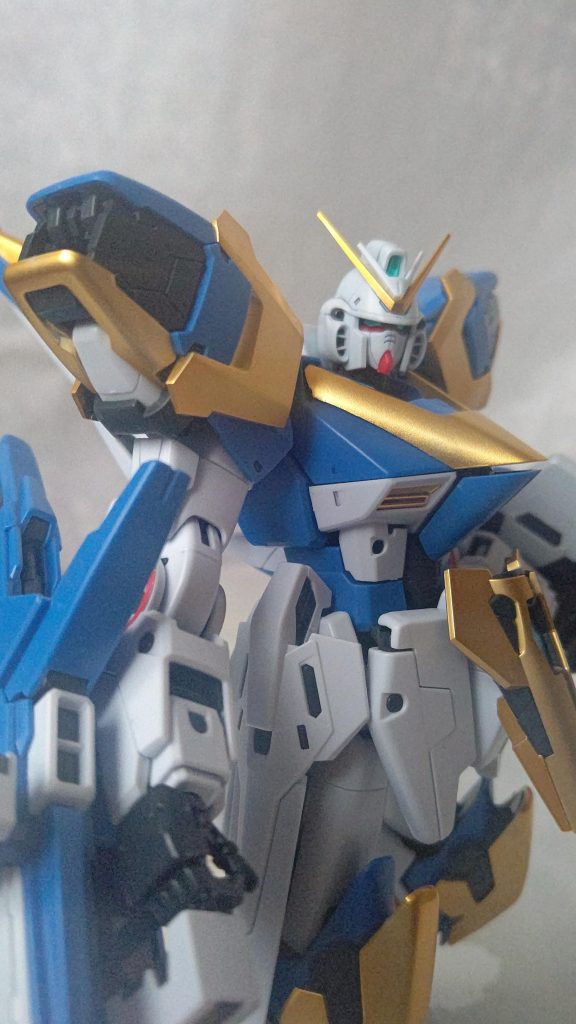 さらに苦言を言えば、上半身のギミックやパーツの脱落で、触るのにとても神経使うのがマイナスポイント。特に腰のヴェスバーは辛うじて乗ってるだけです。射撃姿勢で腰に固定できません。なんで??アマゾン等でレビュー投稿するなら星3な評価になります。(見た目は星5、そこからいじるのにストレスかかるので-1、光の翼無しでさらに-1)ちゃんとバスターパーツも組みたかったのですがそれは別の機会に。近年組んだMGはコレで8体目になりますが、これほど挫折を感じたのは初めてです。今回はマジでお目汚しで本当にすみませんでした。