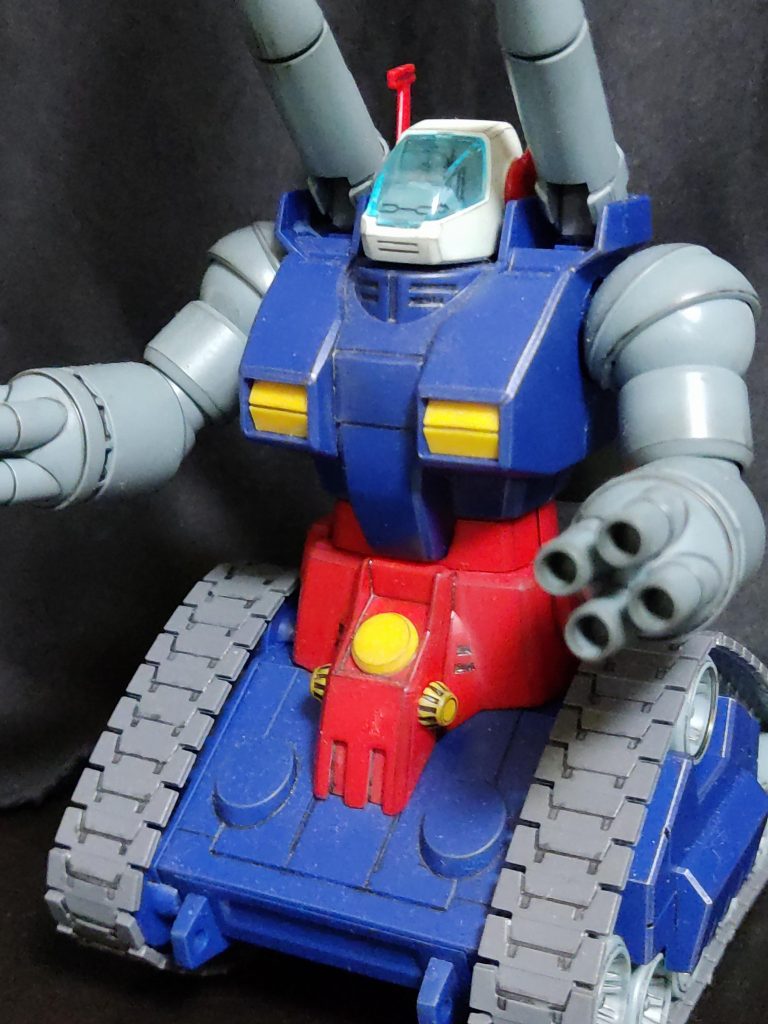 腰周りが何となく丸みがあったので、デザインナイフで角を出してから黒で強調しました。が、赤に黒だと分かりにくい…