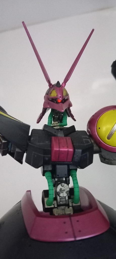 変更したモノアイ裏にハセガワのミラーフィニッシュを貼ってあります