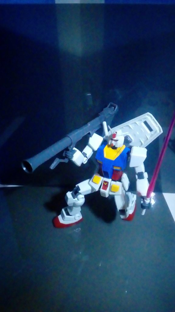 ハイパーバズーカとビームサーベルを装備それぞれの武器を持たせて動かしてもバランスは取れるみたいで関節も昨今のガンプラに近いくらいは曲がるのでポーズも付けやすい。