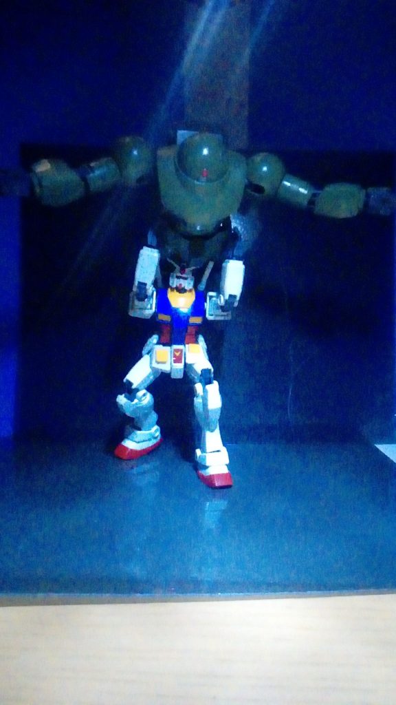 ハンドパーツは、武器持ち手が左右で1つずつの計2つ開き手も左右1つずつで2つ、右手のみ銃持ち手が付属してました。ついでなので、少し遊んでみます。