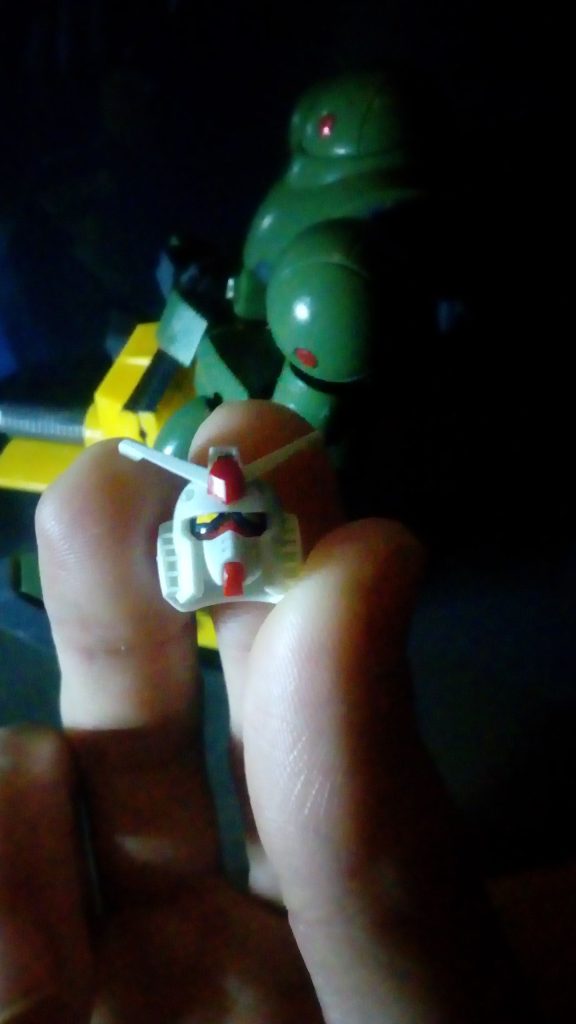 眼のシールが細か過ぎて貼りにくくズレてます。リアルにさ、「ガンプラに体が追い付かないだとぉぉおお!!?」とシールが貼りにくいのが原因で実は言ってたりします。せめて、眼は色分け成型にして欲しかった……