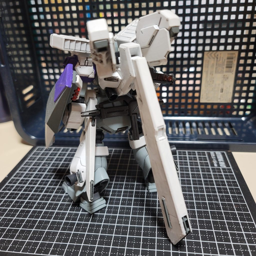 ただ塗るだけじゃ物足りなくなったので、改造もやってみようと思い、素人ながらに頑張ってみました。肩、背中、左手、腰に磁石を仕込んで脱着出来るようにしました。下手ではありますが、皆様に見ていただけたら嬉しいです。