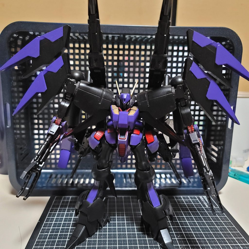 アニメ見て、一目惚れした機体です!!(笑スタークジェガンといい、無名で活躍するキャラや、量産機が活躍するユニコーンは大好きです!!!色塗り終わって一安心。……が、眺めていたらここに色入れたらカッコいいかな……と思い始め、現在進行形で作業しています。