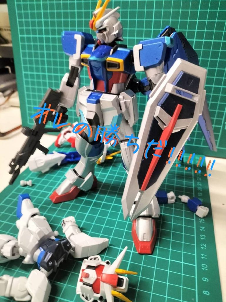 [現在]後ろ髪を引かれ幾積層の年月が経ち現在、同僚の誘いにガンプラ復帰！ようやく重ねた罪プラをサルベージするも…………フリーダムの本体が無い！？！！完成した本体は別モノ箱に保管したのを忘れていましたテヘペロ(汗)しょうがないから翼だけ組んだトコロでミキシングの残りモノなＳＤフリーダムも組み合わせナーンチャッテＭGＳＤフリーダム(笑)で年を越す♪