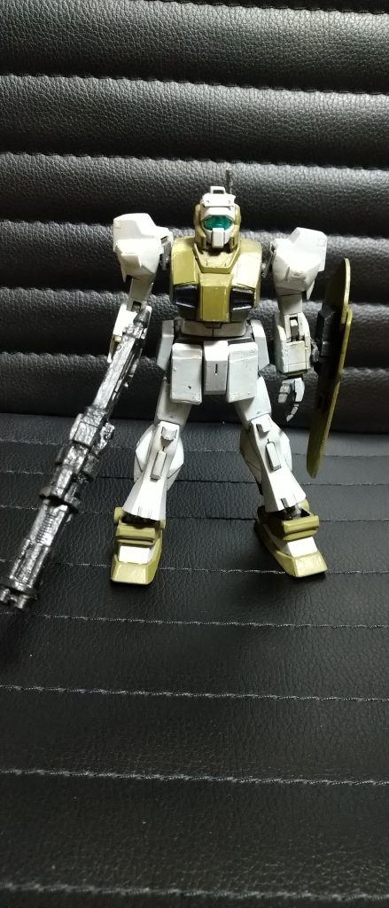 フロントアーマーと胸部にプラ板、脚部と頭部にウェーブのセンサーパーツを付け。肩のバーニアをパテで埋め前側にセンサーパーツをつけました。フロントアーマーは腰部を少しカットしました。