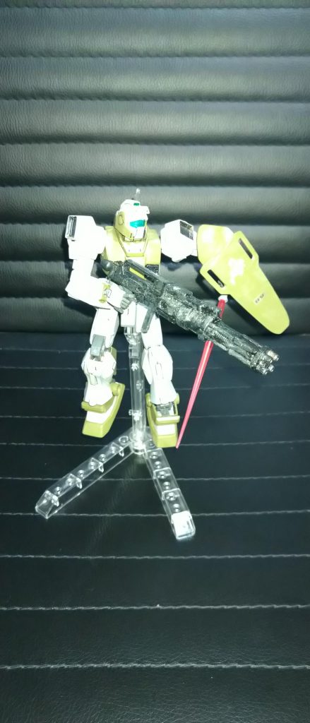 武器はネモのビームライフルとキャンペーンで貰ったガトリングガンを切って繋ぎ合わせ、シールドは上をカットしショートシールドにしました。