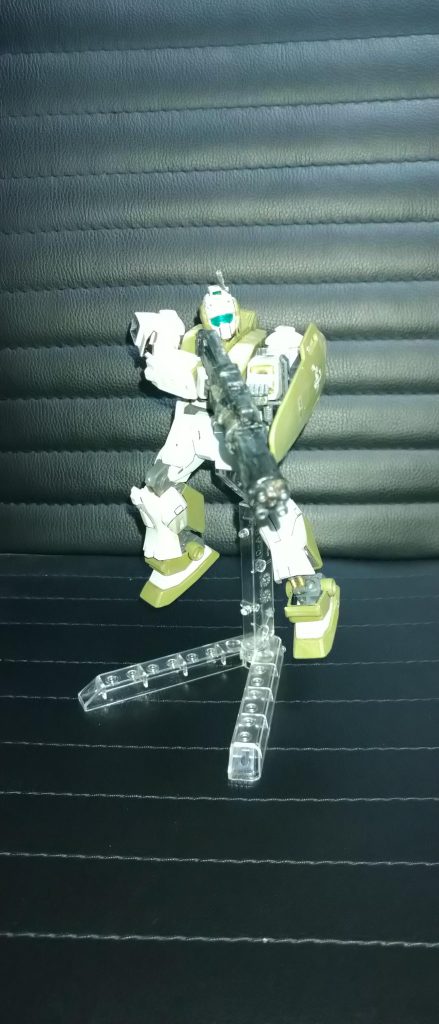 塗料はダークグリーンと明灰白色とメインで使い細かい所は焼鉄色などを使ってます。武器のガトリングガンは焼鉄色で塗りました。