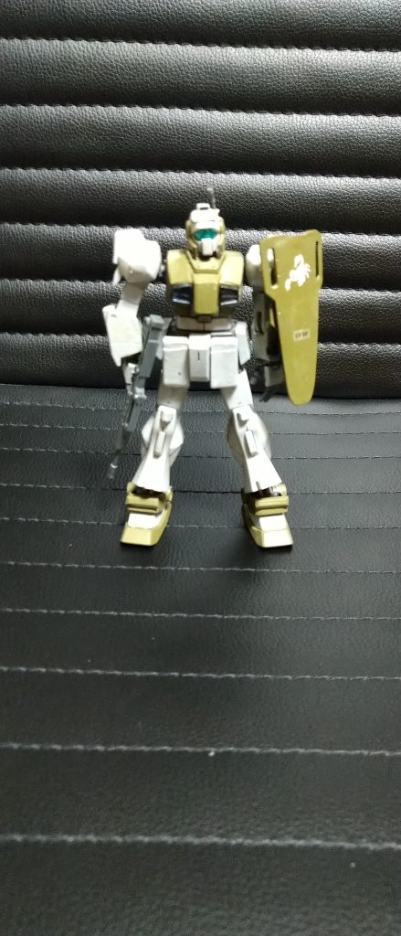 最後にジム・ライフル装備してシールドを畳んだ状態です。