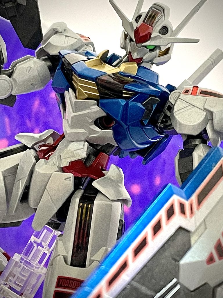 エアリエル用のYOASOBIコラボデカールもパステルカラーが機体のボディラインにマッチしてて気に入ってます。ホント、買えて良かった♫エアリエル、デミトレーナー共に全塗装した後、デカールを貼りツヤ出しクリアを多めに吹きました。エアリエルの白パーツには、ガンダムマーカーの「月光蝶ホロシルバー」を吹いてみたんですが…スゴいですね!!月光蝶!!!