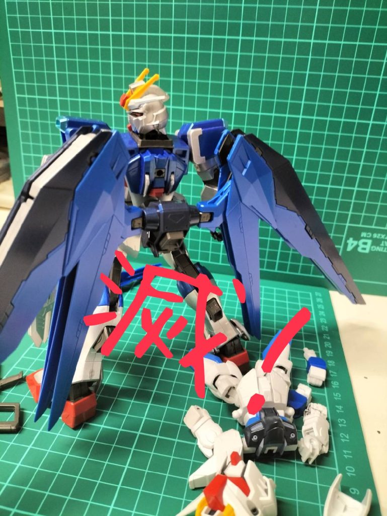 と同じく丸々手付かずだったインパルスをイッキに組み上げて、パッケージの対決シーンを再現(笑)見事にフリーダムを討ち取るインパルスな図に(笑)勝者(インパルス)は敗者(フリーダム)から翼をモギ穫るのです!