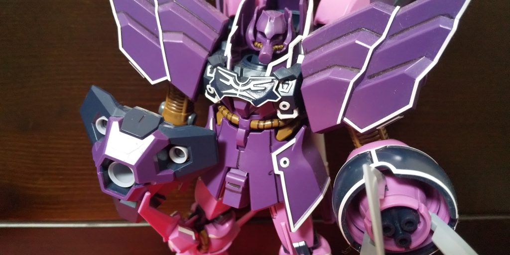 :胴体の袖のシールは爪楊枝で曲面のモールドに擦ったのだ。因みに通常版とは違い成形色はEP7版が正しい色なのだ。見てくれてありがとう。ブリリアント！