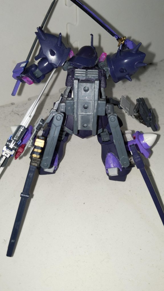 背部の追加武装用コネクタと可動アームに鞘ごと懸架された刀、両方の腰についてるアクティブホルスターが特徴です。武装  コールドブレード振動式対装甲ブレード「幻夜」GNソードⅡ ×2本多目的ハンドリボルバー「カノン」両腕部複合武装ガントレット実弾アサルトライフル等