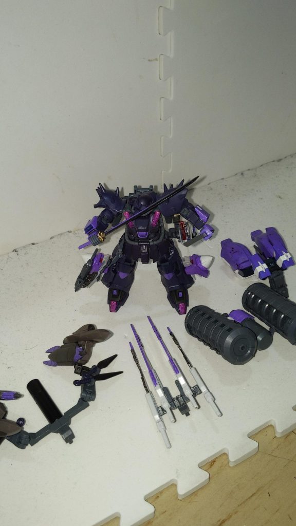 追加装備色々。左から、高機動ブースターのコスモパック、手持ち武器としても使えるソードビットウェポン4機装備のフルセイバーパック、自走式地雷シアーハートアタック搭載のボマーパック、サイコミュメタ目的でサイコジャマー搭載のローゼンパック、砲撃装備は作り直し中。